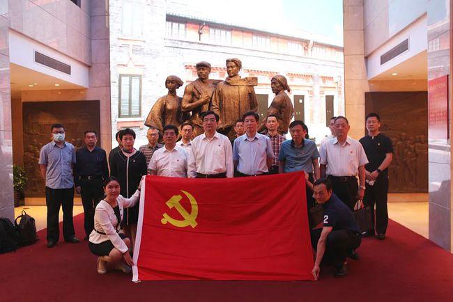 虽然陈子龙很努力，却生不逢时，最终以投河的方法结束自己的生命